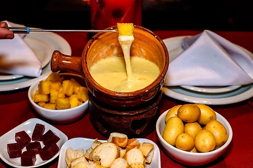 Sequência de fondue premium com chocolate ao leite e chocolate branco, logo ao lado da Aldeia do Papai Noel