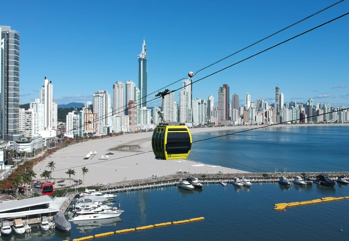 Bondinhos Aéreos - Uma vista privilegiada de Balneário Camboriú. O Único no mundo a ligar duas praias!