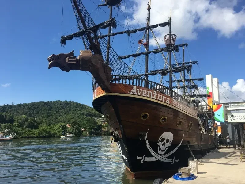 Barco Pirata - Vivencie um dos passeios mais tradicionais de Balneário Camboriú que, há 40 anos, diverte turistas e visitantes! Navegue acompanhado de muita animação e lindas paisagens!