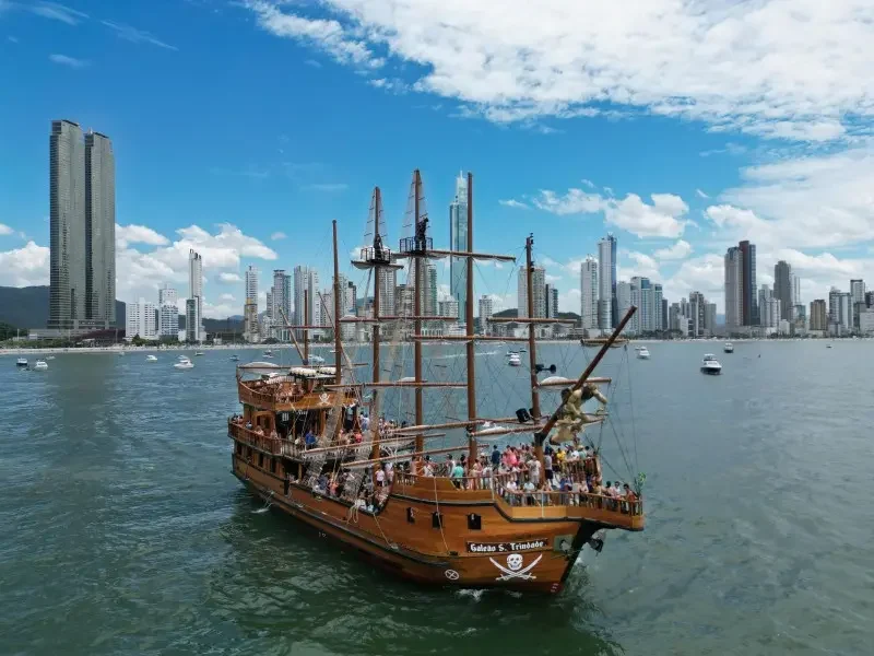 Barco Pirata - Vivencie um dos passeios mais tradicionais de Balneário Camboriú que, há 40 anos, diverte turistas e visitantes! Navegue acompanhado de muita animação e lindas paisagens!