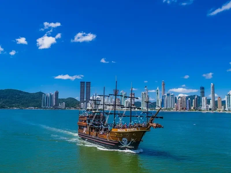 Barco Pirata - Vivencie um dos passeios mais tradicionais de Balneário Camboriú que, há 40 anos, diverte turistas e visitantes! Navegue acompanhado de muita animação e lindas paisagens!
