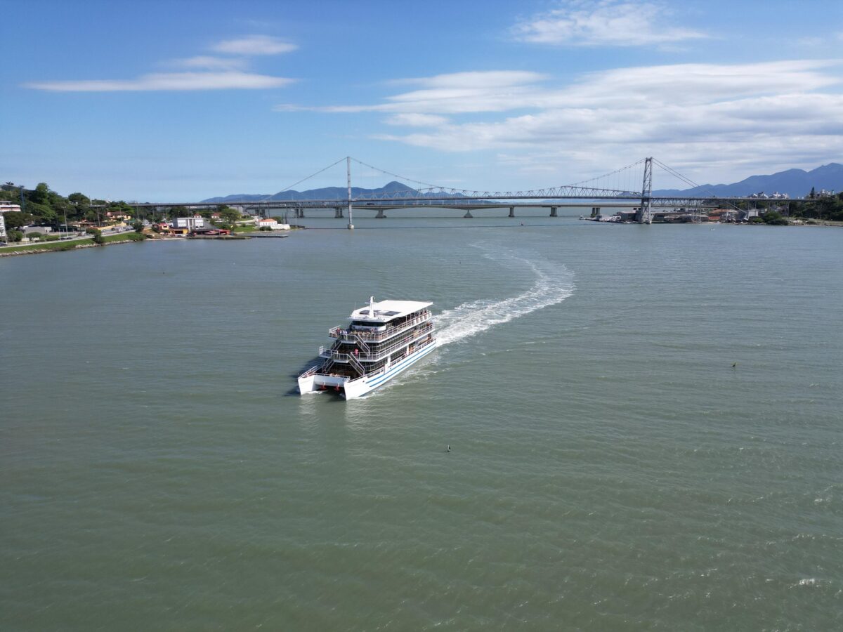 Embarque no renomado Catamarã e admire toda a deslumbrante beleza natural da Ilha de Florianópolis!