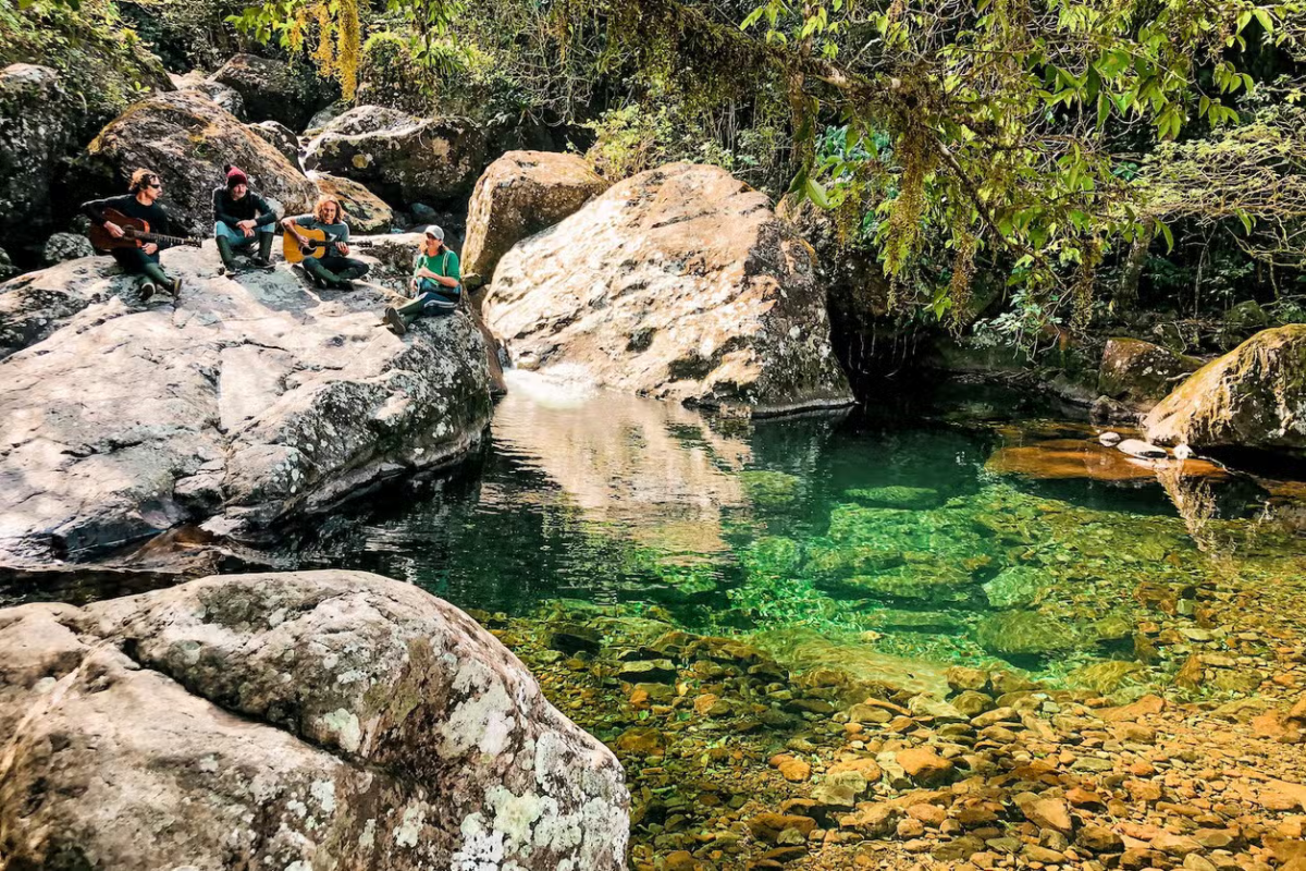 Se você é apaixonado por natureza e aventura, não perca esta trilha pelo cânion Malacara em Praia Grande!