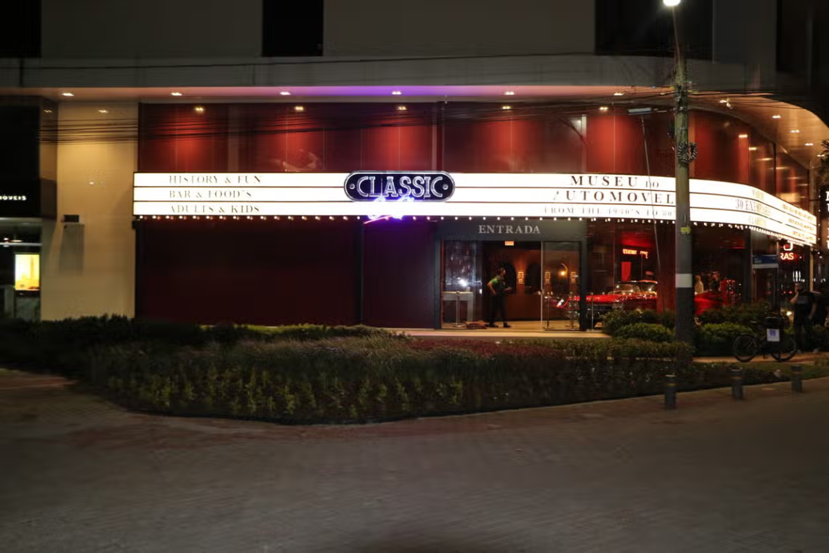 Ingresso para o Classic Car Show em Balneário Camboriú! Você verá modelos como Rolls-Royce, Cadillac, Mustang e muitos outros!