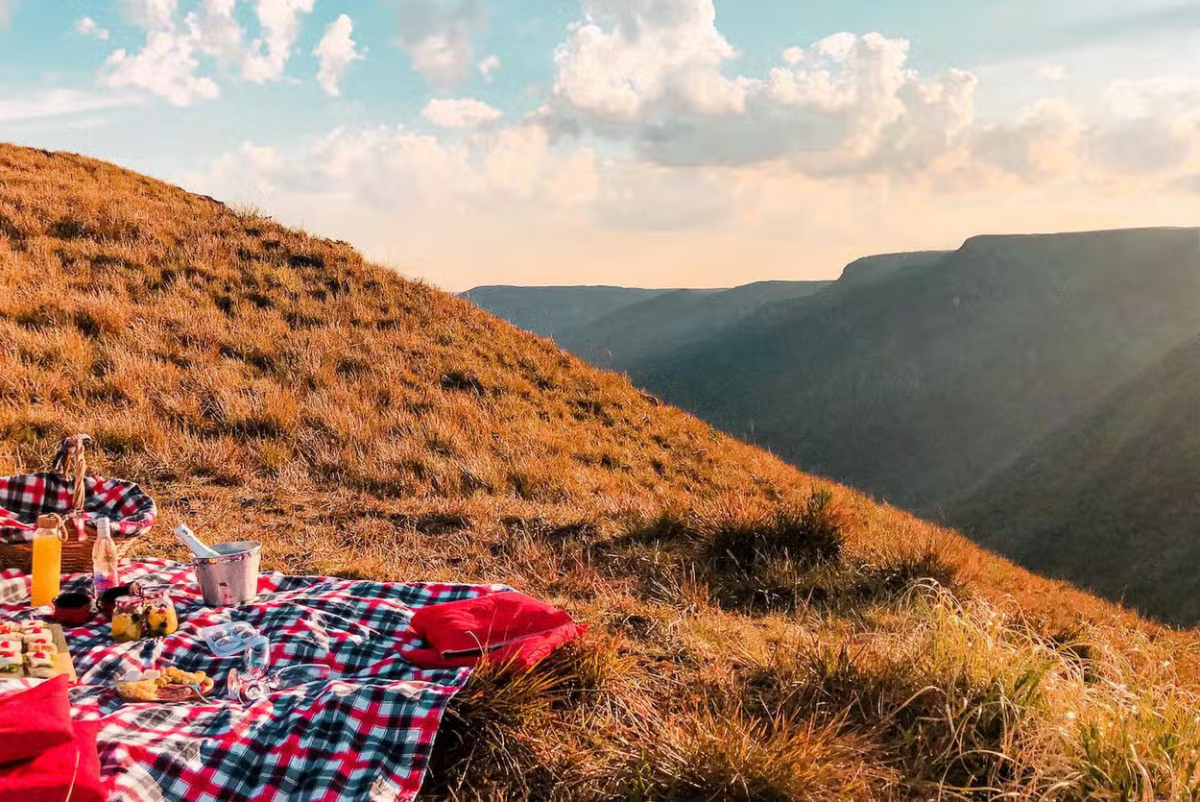 Tour ao Morro dos Cabritos com piquenique! Surpreenda-se com paisagens impressionantes de Santa Catarina enquanto degusta uma deliciosa seleção de produtos regionais.