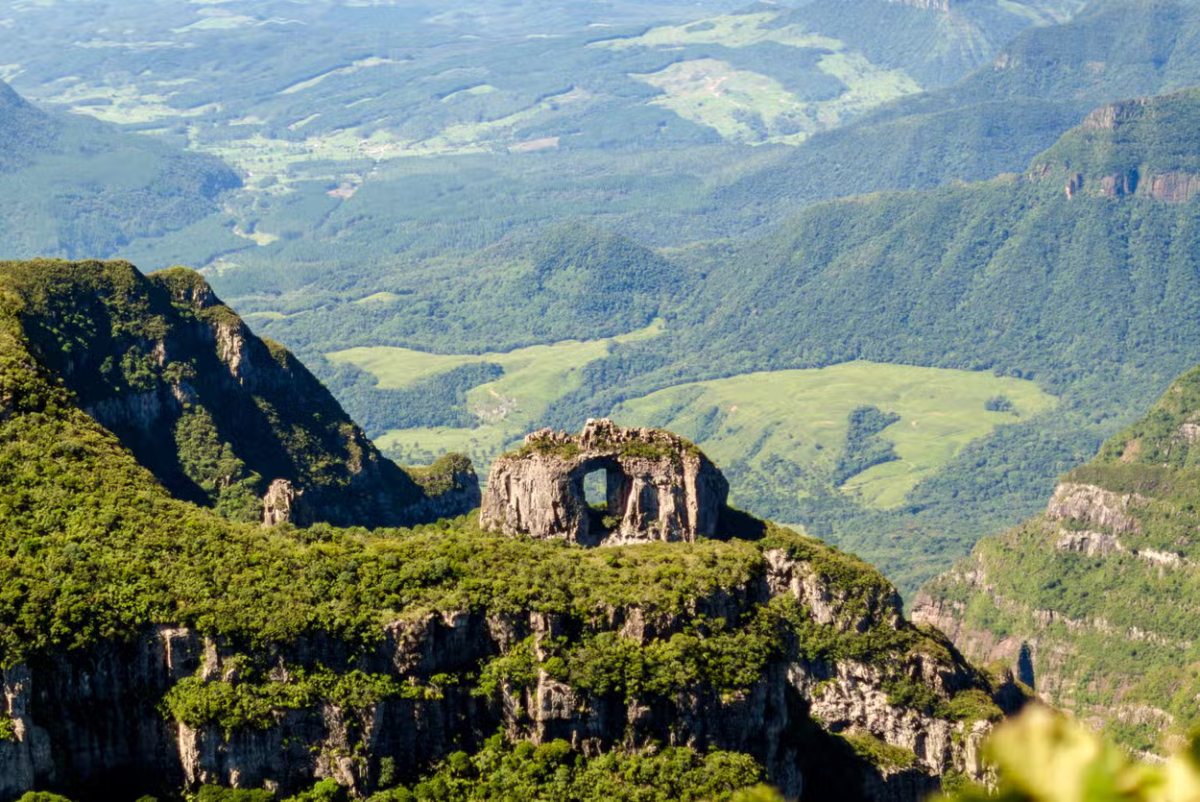 Se você é apaixonado pela natureza e paisagens de tirar o fôlego, não pode perder esta trilha pela Pedra Furada em Urubici!