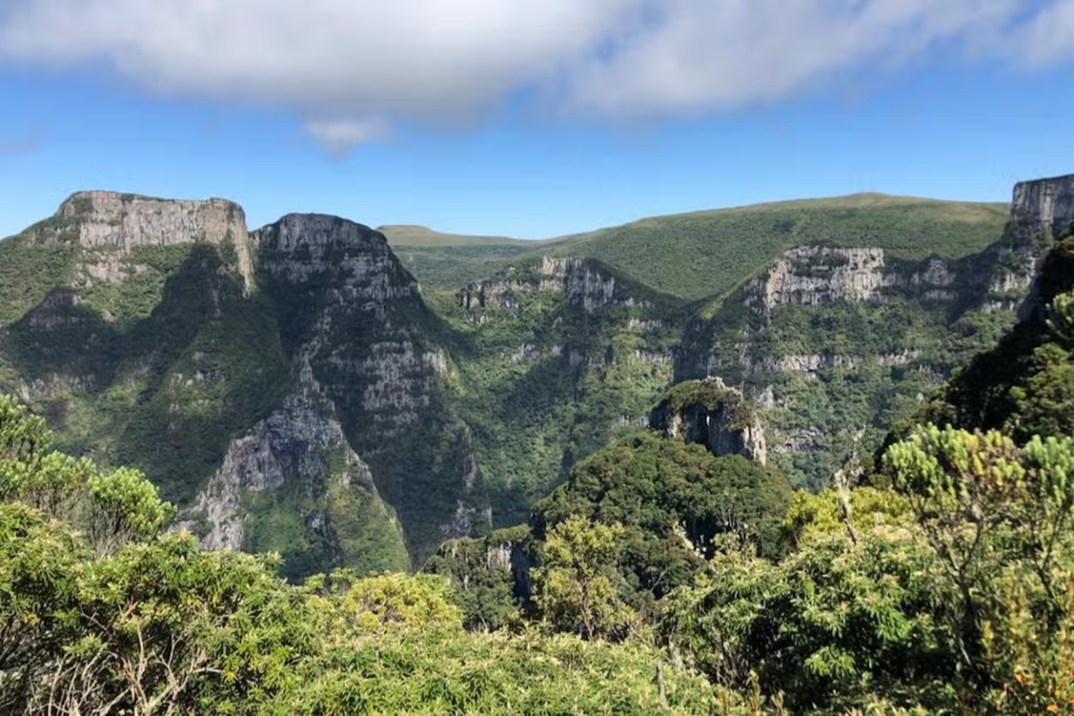 Se você é apaixonado pela natureza e paisagens de tirar o fôlego, não pode perder esta trilha pela Pedra Furada em Urubici!