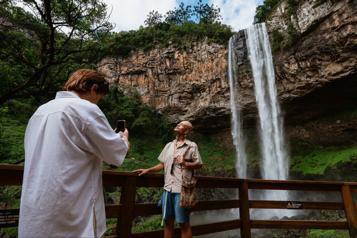 Pé da Cascata Explorer: Natureza, cultura e emoção em um só passeio!