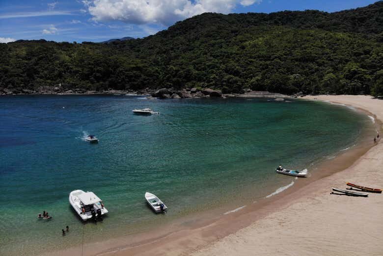 Explore as Praias do Bonete e Indaiaúba com um Incrível Passeio de Barco em Ilhabela!