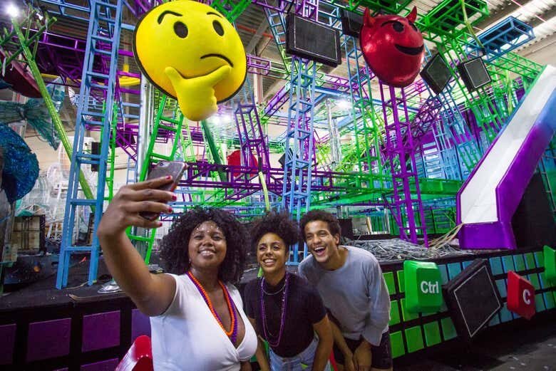 Tour pelos Bastidores do Carnaval Carioca: Viva a Magia do Samba!