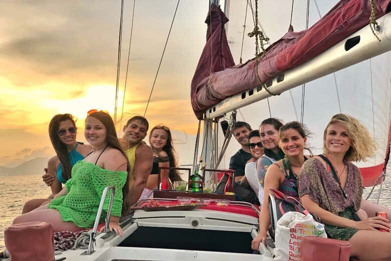 Experiência Inesquecível: Passeio de Veleiro ao Entardecer no Rio de Janeiro!