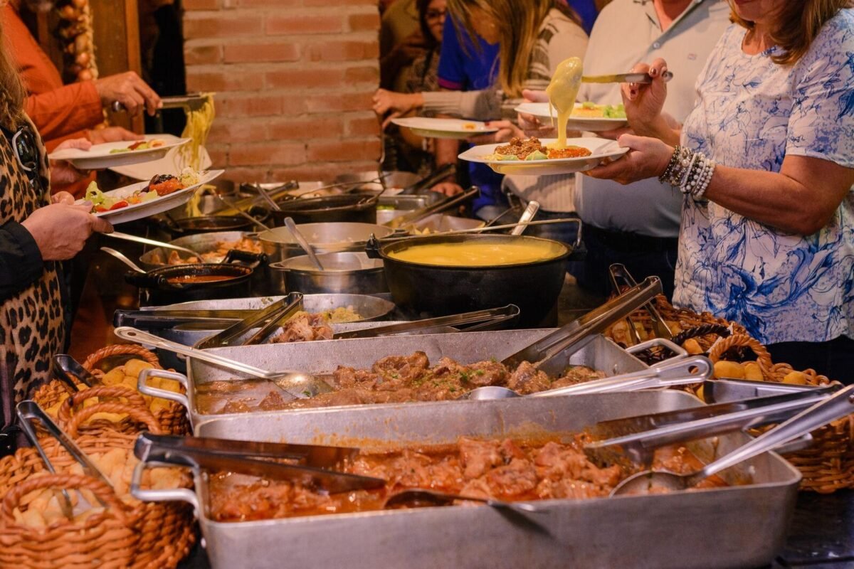 Almoço na Cantina Linha Bella: Receitas da Nona e Diversão à Mesa!