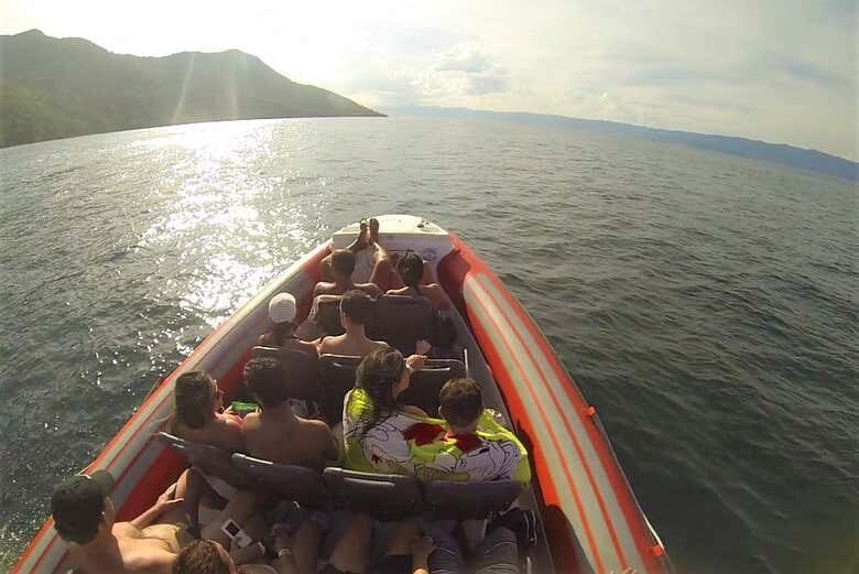 Explore as Praias do Bonete e Indaiaúba com um Incrível Passeio de Barco em Ilhabela!