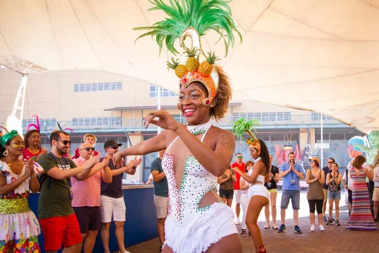 Tour pelos Bastidores do Carnaval Carioca: Viva a Magia do Samba!