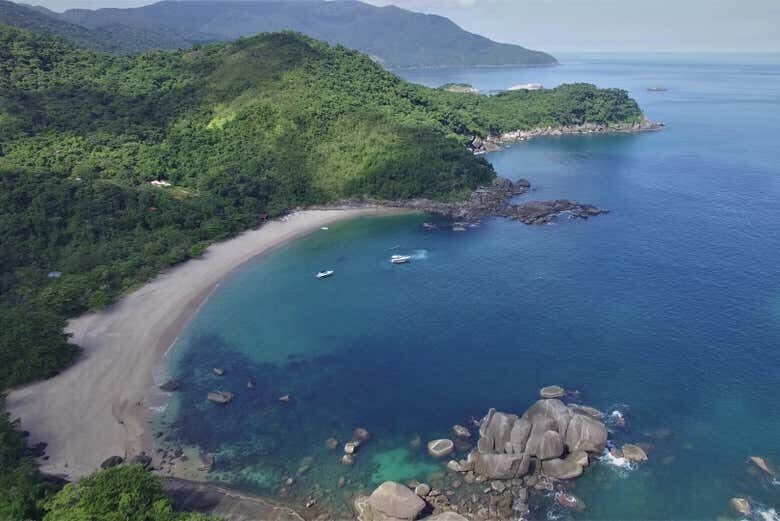 Explore as Praias do Bonete e Indaiaúba com um Incrível Passeio de Barco em Ilhabela!