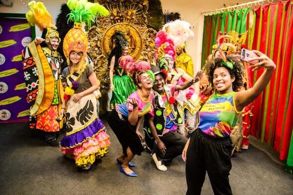 Tour pelos Bastidores do Carnaval Carioca: Viva a Magia do Samba!