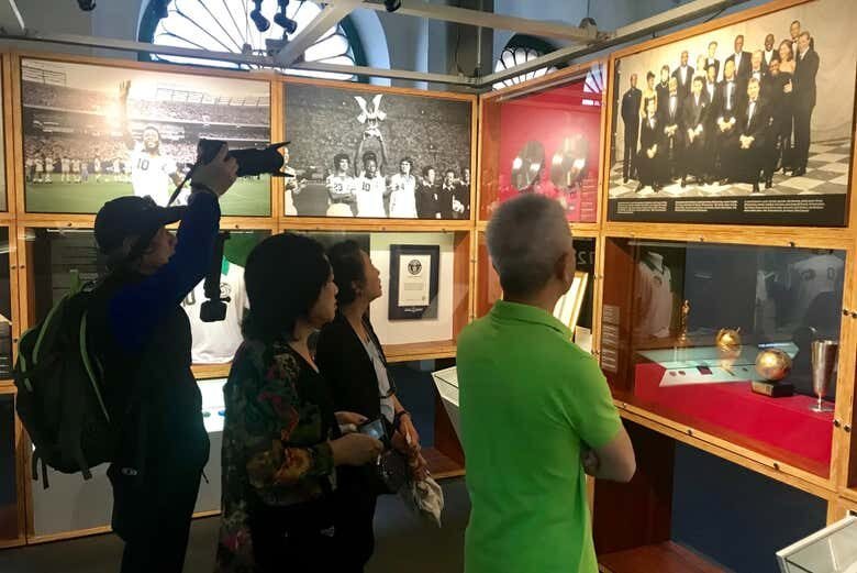 Tour Privado do Pelé em Santos: Conheça a História do Rei do Futebol!