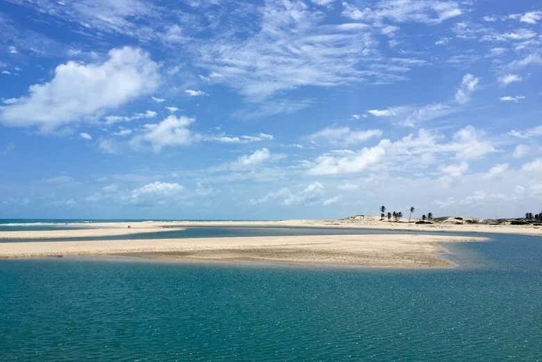 Dia de Paraíso em Águas Belas: Praia, Sol e Mar Cristalino!