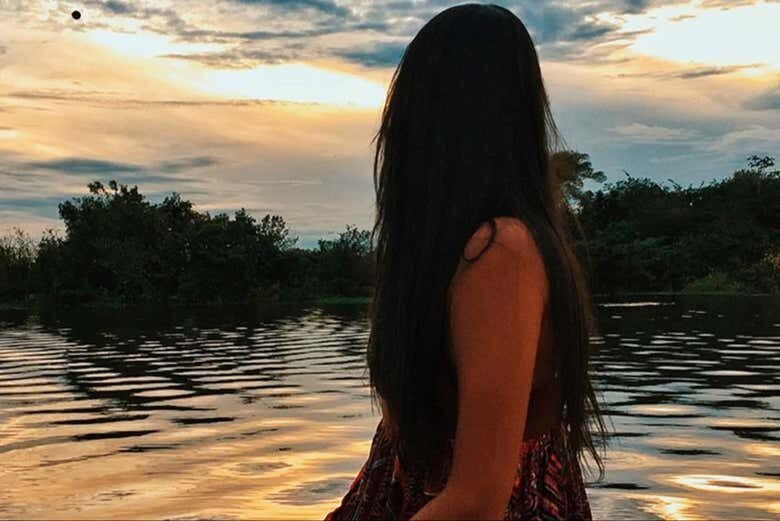 Avistamento Noturno de Jacarés no Rio Negro: Explore a Amazônia à Noite!