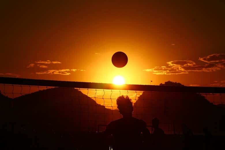 Experimente o Futevôlei na Icônica Praia de Copacabana!