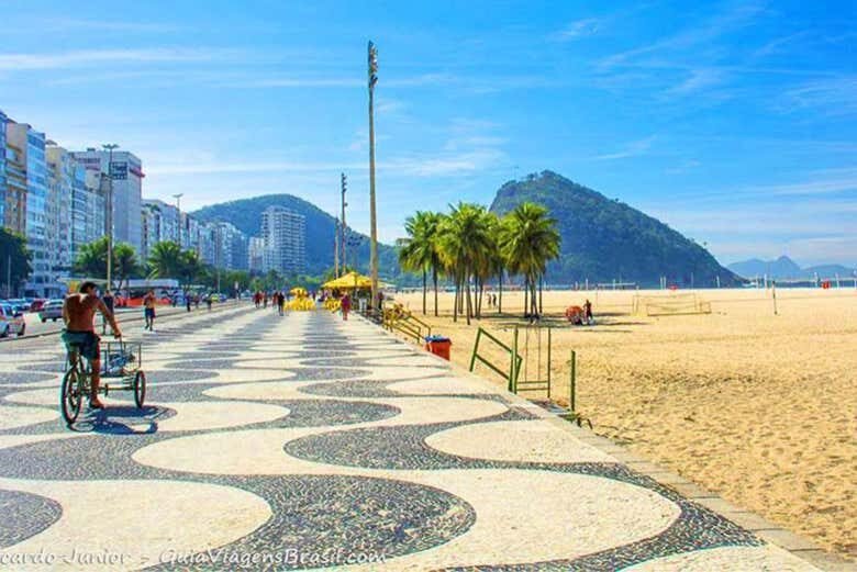 Experimente o Futevôlei na Icônica Praia de Copacabana!