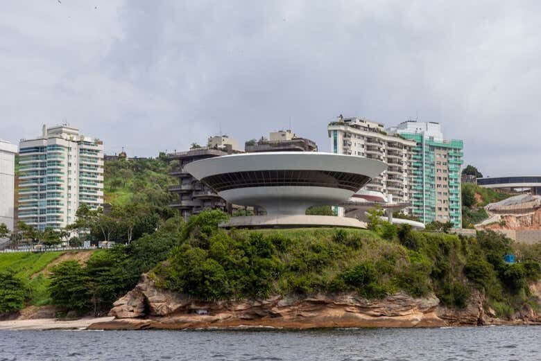 Explore as Belezas da Baía de Guanabara ao Entardecer: Um Passeio de Barco Inesquecível!