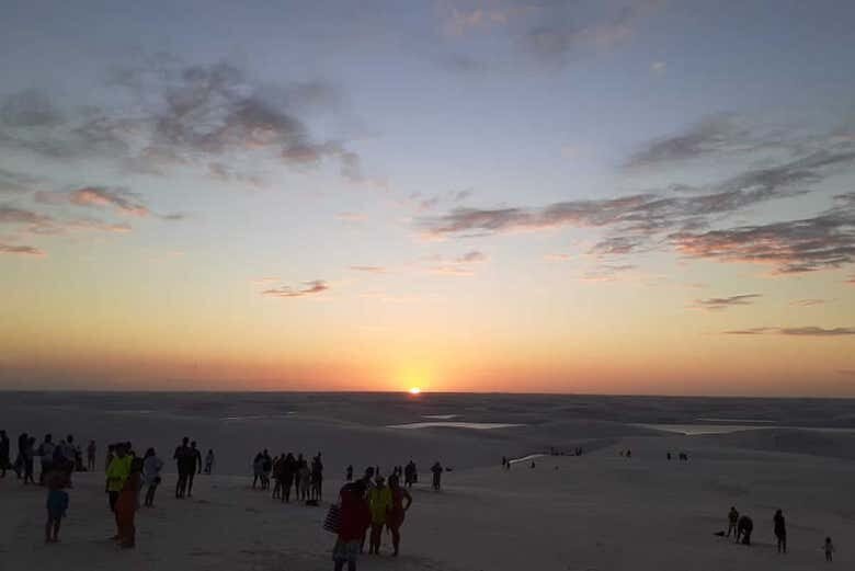 Exploração Fascinante: Caminhada nas Dunas e Descanso na Lagoa Azul nos Lençóis Maranhenses!