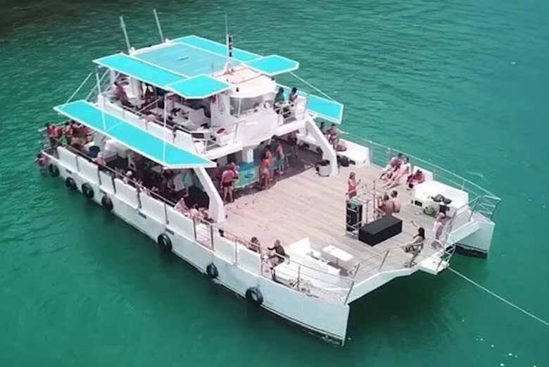 Passeio de Catamarã por Cabo Frio: Descubra as Belezas do Rio de Janeiro!