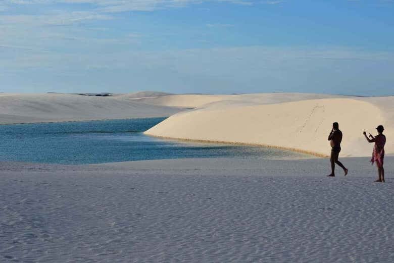 Exploração Fascinante: Caminhada nas Dunas e Descanso na Lagoa Azul nos Lençóis Maranhenses!