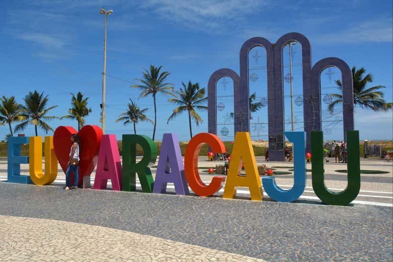 Explore os Encantos de Aracaju e Relaxe na Praia de Aruana!