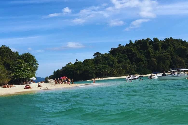 Ilhas Paradisíacas de Angra dos Reis de Lancha saindo da Vila do Abraão!