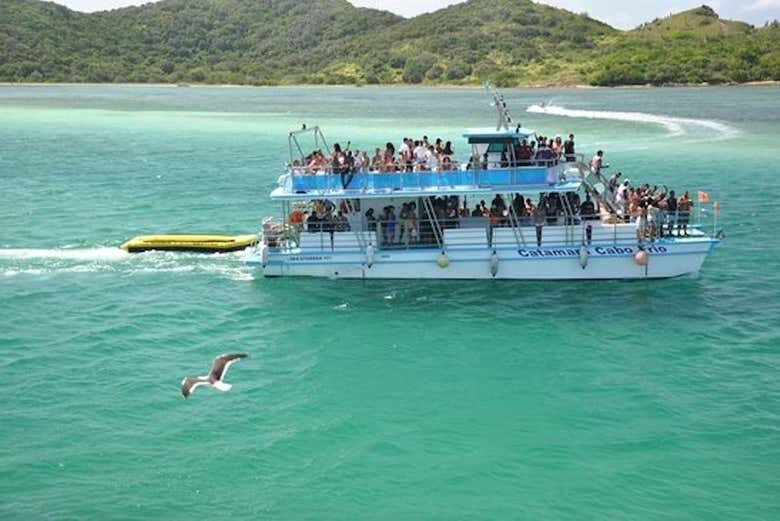 Passeio de Catamarã por Cabo Frio: Descubra as Belezas do Rio de Janeiro!