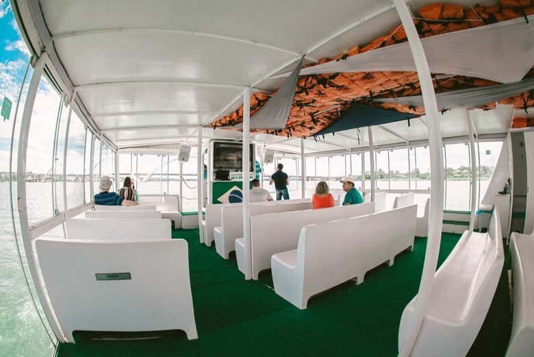 Passeio de Barco no Deslumbrante Lago Paranoá: Descubra a Capital do Brasil de um Ângulo Inusitado!