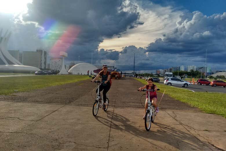 Explore Brasília de Bicicleta: Descubra a Capital com Diversão e Saúde!