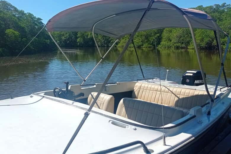 Passeio de Lancha pelo Rio João de Tiba: Uma Aventura Natural na Bahia!