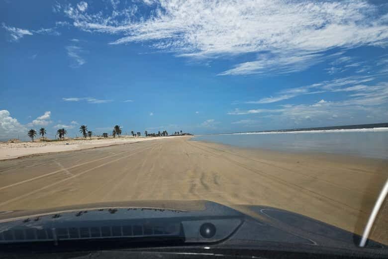 Rota Privada 4x4 pelo Litoral Cearense: Aventura Entre Praias e Falésias!