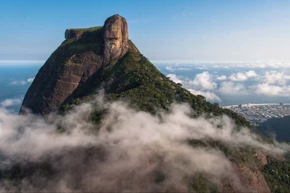 Trilha e Escalada na Pedra da Gávea com Vistas Incríveis do Rio!