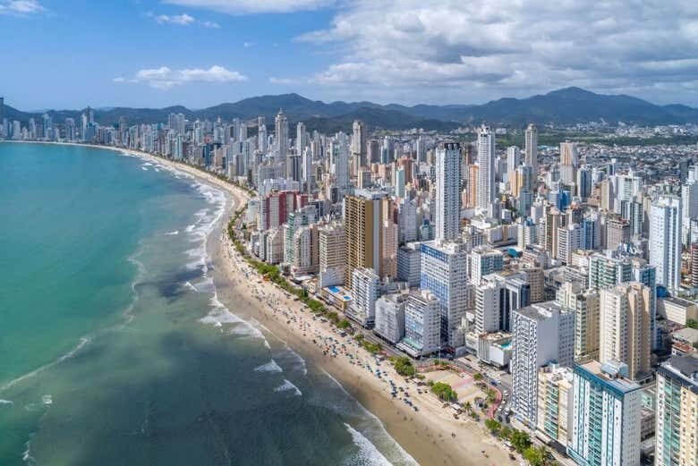 Tríplice Aventura Catarinense: Joinville, Blumenau e Balneário Camboriú em um Só Dia!