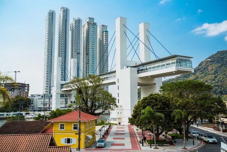 Tríplice Aventura Catarinense: Joinville, Blumenau e Balneário Camboriú em um Só Dia!