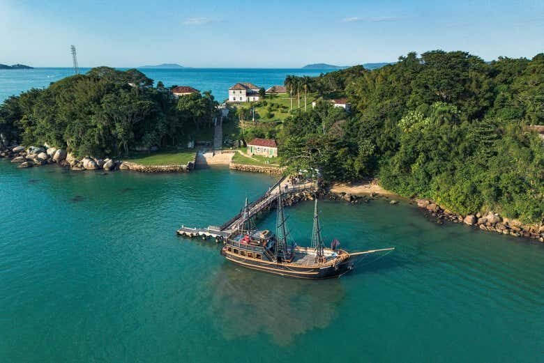 Passeio de Barco Pirata – Fortalezas e Aventuras em Florianópolis!