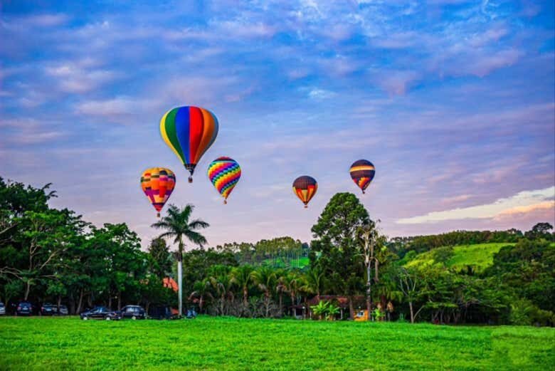 Passeio Privado de Balão por Boituva: Voe Alto e Desfrute das Belezas Naturais!
