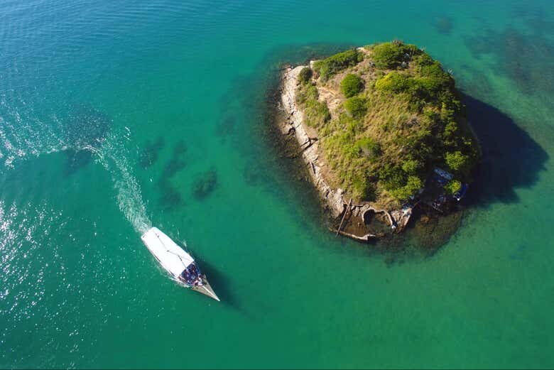 Descubra as Belezas de Búzios: Tour Completo com Almoço e Passeio de Escuna!