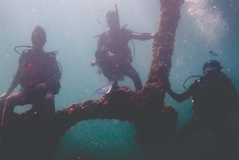 Exploração Subaquática: Mergulho nos Barcos Naufragados em Ilhabela!