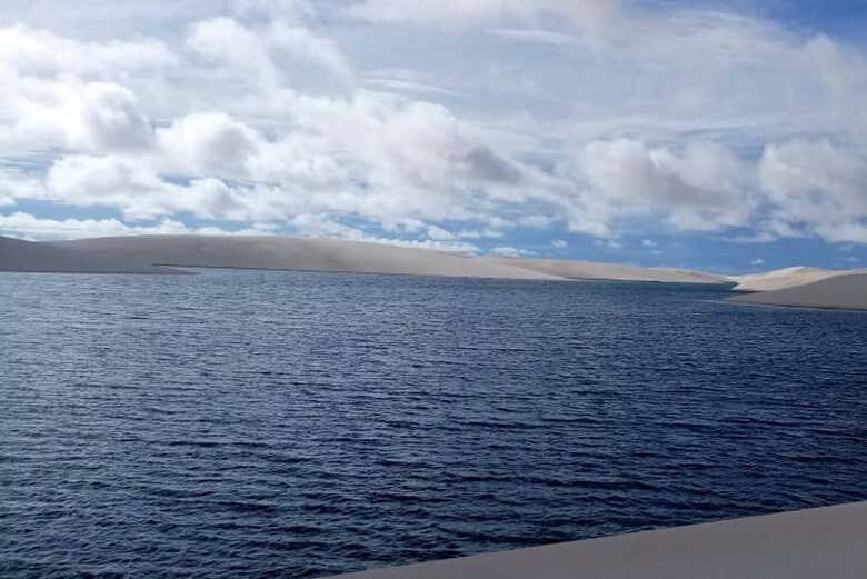 Exploração Fascinante: Caminhada nas Dunas e Descanso na Lagoa Azul nos Lençóis Maranhenses!
