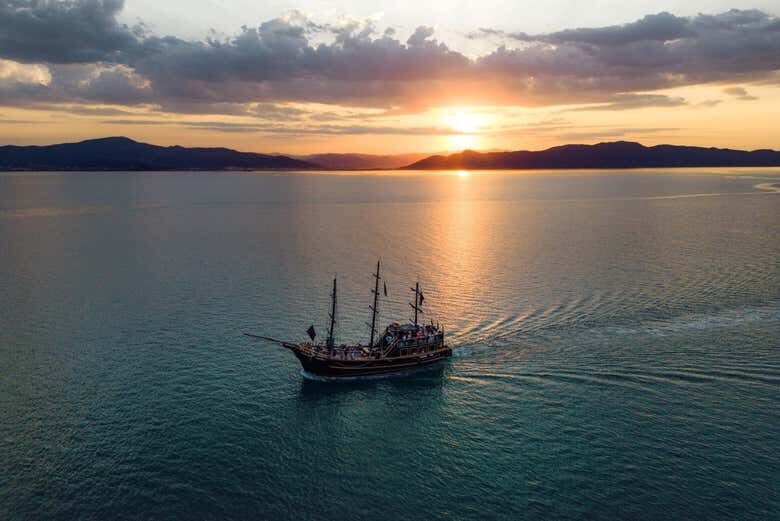 Passeio de Barco Pirata – Fortalezas e Aventuras em Florianópolis!
