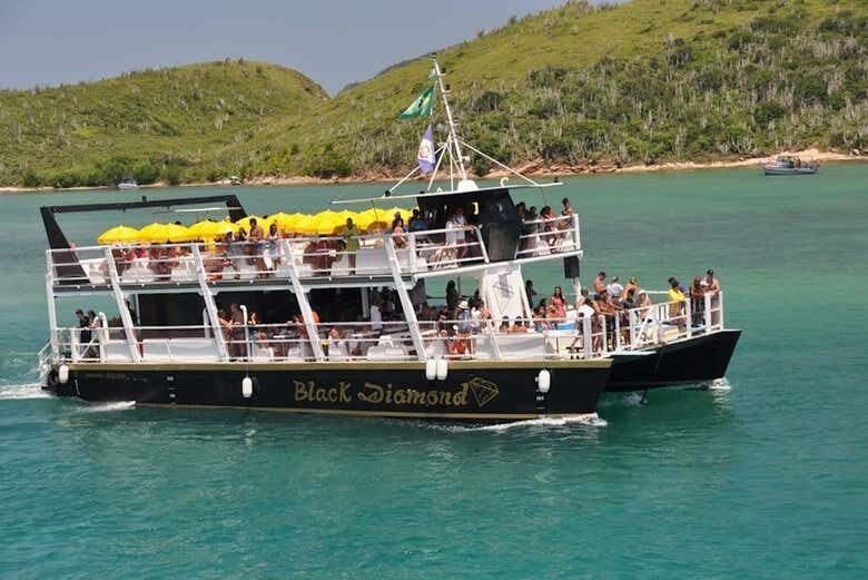 Passeio de Catamarã por Cabo Frio: Descubra as Belezas do Rio de Janeiro!