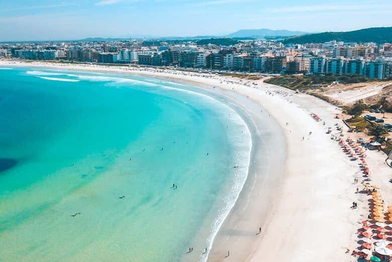 Passeio de Catamarã por Cabo Frio: Descubra as Belezas do Rio de Janeiro!