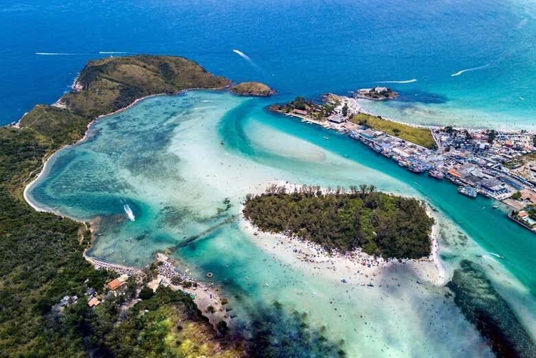 Passeio de Catamarã por Cabo Frio: Descubra as Belezas do Rio de Janeiro!