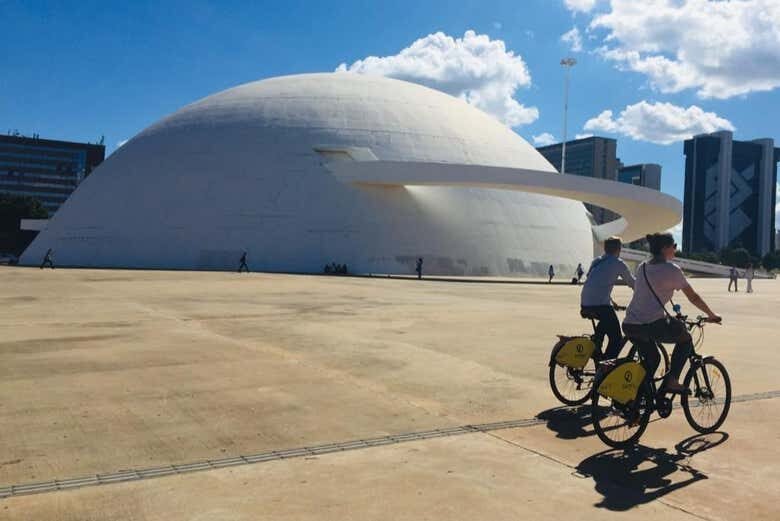 Explore Brasília de Bicicleta: Descubra a Capital com Diversão e Saúde!