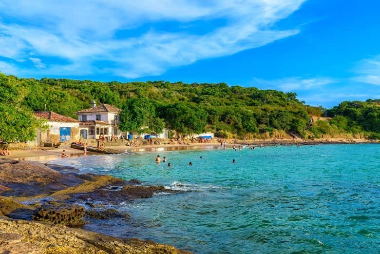 Explore o Litoral de Búzios com um Incrível Passeio de Canoa Havaiana!
